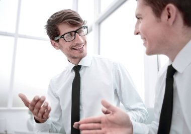 Resepsiyon çalışanları gülümseyen up.two kapatın