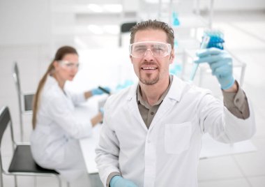 başarılı bilim adamı muayene sonuçlarını denetleme.