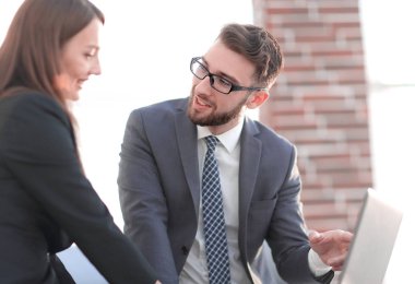 iki iş arkadaşlarınızla eğlenceli tartışırken bir dizüstü bilgisayar üzerinde proje