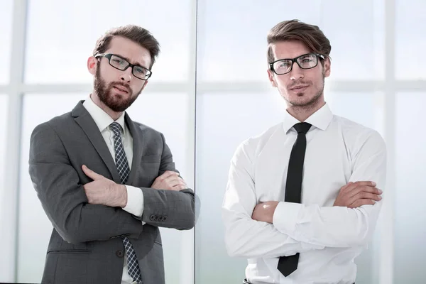 Dos empresarios de pie en la oficina — Foto de Stock