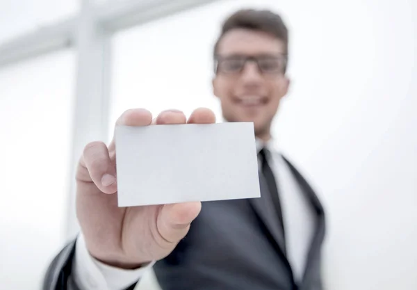 Geschäftsmann zeigt leere Visitenkarte — Stockfoto