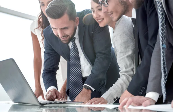 Business team looking at the laptop screen — Stock Photo, Image