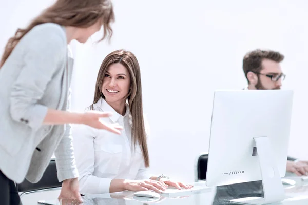 Werknemers op de werkplek op kantoor. — Stockfoto