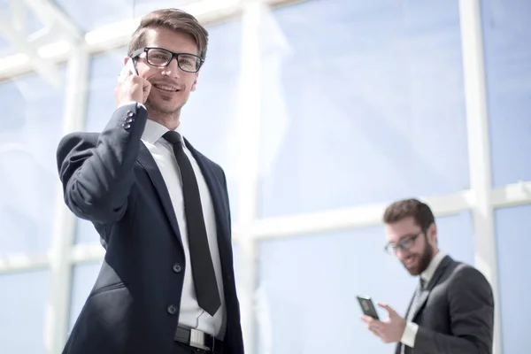 Moderner Geschäftsmann, der auf einem Mobiltelefon spricht — Stockfoto