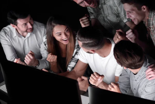 Szczęśliwy zespół biznesowy patrząc na monitor komputera — Zdjęcie stockowe