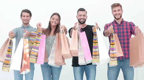 Νέοι άνθρωποι που δείχνει τους πολύχρωμες τσάντες για ψώνια — Φωτογραφία Αρχείου