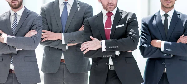 Grupp av säker business personer stående togethe — Stockfoto