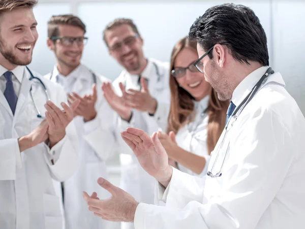 Gruppo di medici che si applaudono — Foto Stock