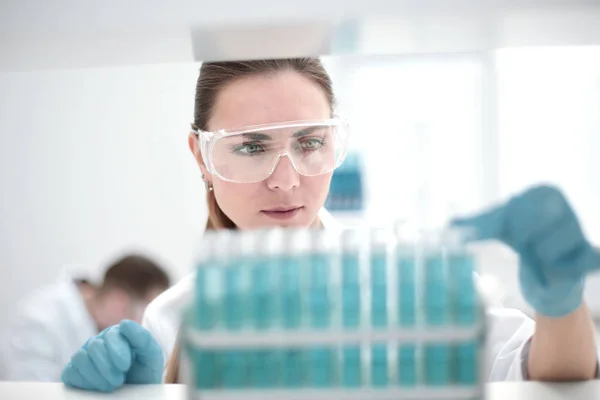 Tubo de ensayo en mano científica en laboratorio — Foto de Stock