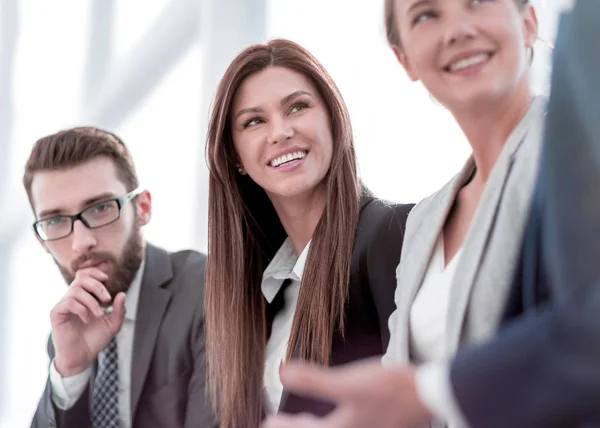 Nauwe up.successful medewerkers luisteren naar hun baas — Stockfoto