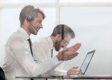 Ofis çalışanı ile video konferans görürken mezartaşı