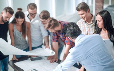 tasarımcılar grubu yeni bir yaratıcı proje tartışıyor
