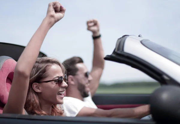 Fechar up.happy casal amoroso viajando em um carro . — Fotografia de Stock