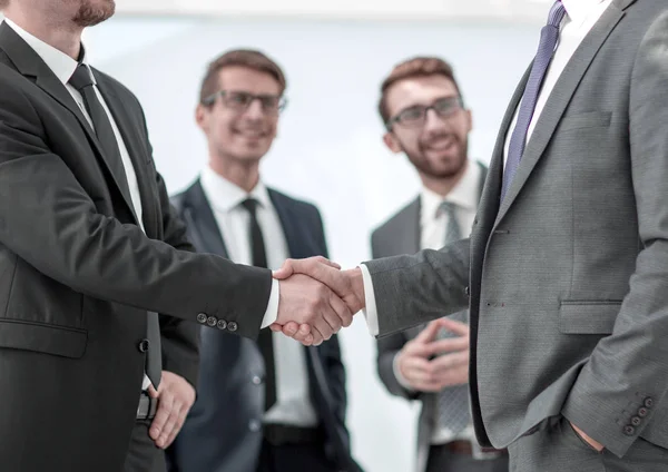 成功したビジネスパートナーが握手をし — ストック写真
