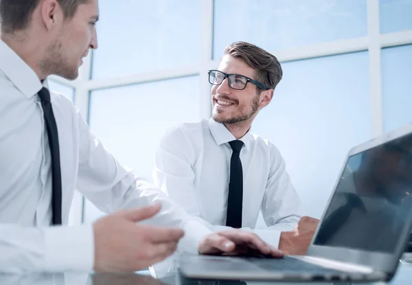 Buchhalter, der rechnet. Finanz- und Wirtschaftskonzept — Stockfoto