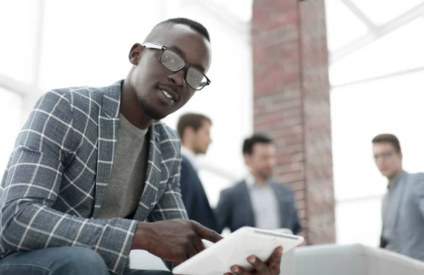 Nära upp.ett ung affärsman använder en digital tablett — Stockfoto