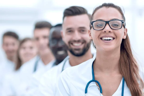 Team av leende professionella läkare står tillsammans — Stockfoto