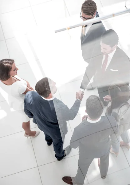 Business background.handshake hommes d'affaires dans le centre d'affaires — Photo