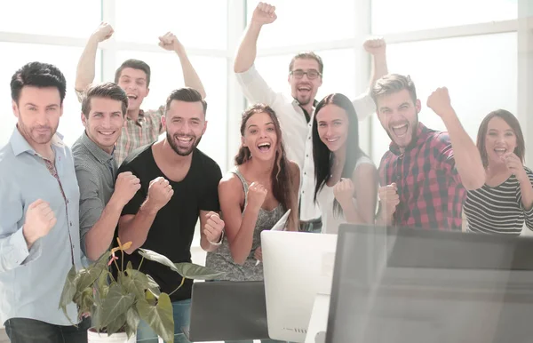Happy business team stående i moderna kontor — Stockfoto