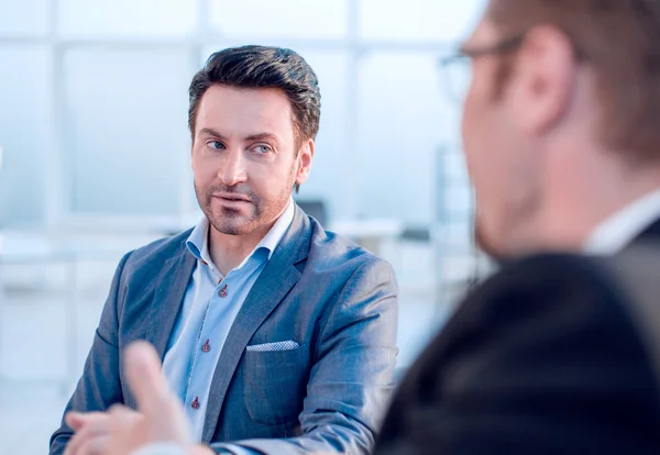 Nära up.business samarbetspartner diskuterar gemensamma intressen — Stockfoto