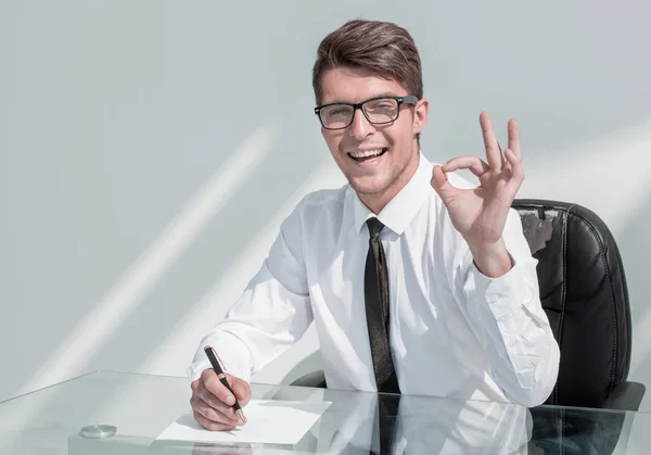 Primer plano. Hombre de negocios sonriente señalándote —  Fotos de Stock