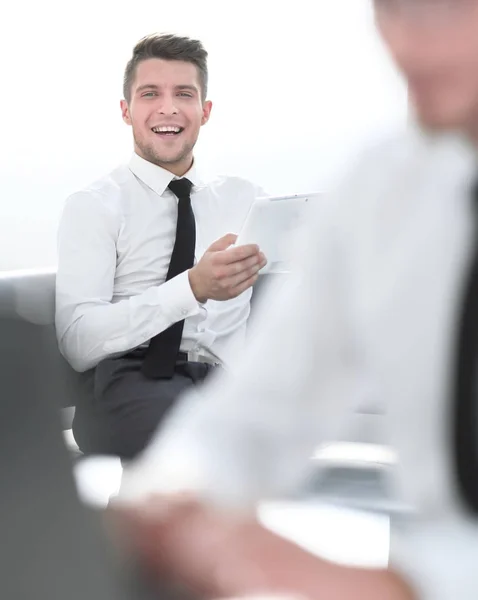 Joven hombre de negocios en formalwear mecanografía en el portátil — Foto de Stock