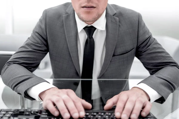 Empresário profissional elegante trabalhando no computador olhando para a tela com as mãos no teclado no escritório . — Fotografia de Stock