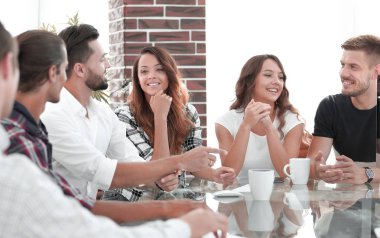 yaratıcı ekibi tartışırken, yakın çekim