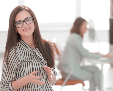 başarılı iş kadını ofisine arka plan üzerinde