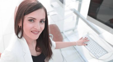 bilgisayarda çalışan kadın Yardımcısı.