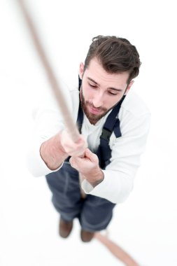 Yukarı çıkarken inşaat işçisi.
