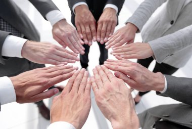 İş adamları birbirlerine ellerini uzatıyorlar.