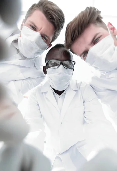 Eine Gruppe von Wissenschaftlern, die ein wissenschaftliches Experiment durchführen — Stockfoto