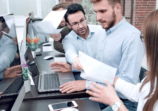 Les employés utilisent des ordinateurs pour travailler avec des documents d'entreprise — Photo