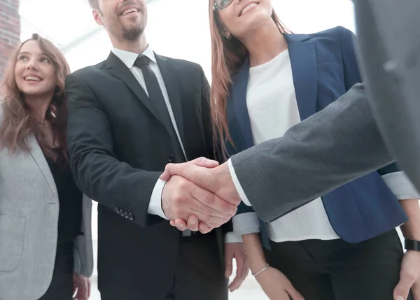 Бізнесмени тремтять руками в конференц-залі — стокове фото