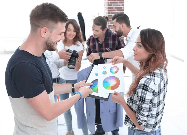 Diseñadores de moda discutiendo paleta de colores en el estudio . — Foto de Stock