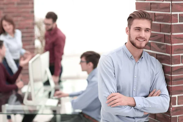 Guapo sonriente confiado retrato de hombre de negocios. —  Fotos de Stock