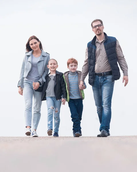 Ouders met hun kinderen samen een wandeling langs — Stockfoto