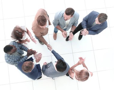 Üst düzey iş ekibi ve iş ortaklarının el sıkışması.