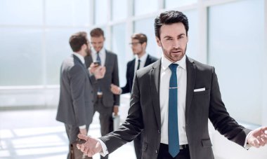 ofiste ayakta dostu iş adamı.