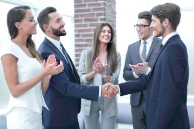 İş ekibi liderlerini alkışlıyor.