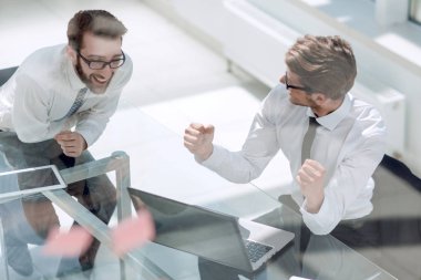 iki çalışanı yeni online bilgi tartışıyor