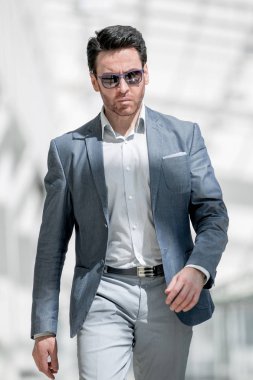modern iş adamı Havaalanı binada yürüyor.