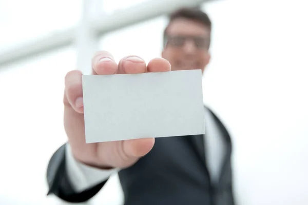 Zakenman toont een blanco visitekaartje — Stockfoto