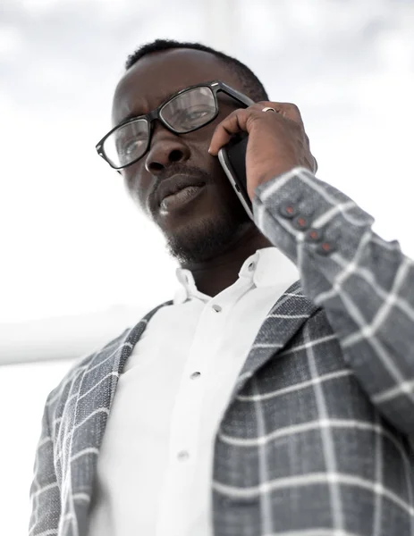 Een serieuze zakenman aan het praten op een mobiele telefoon — Stockfoto