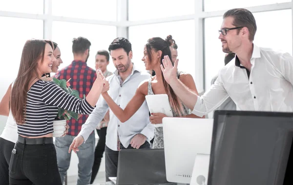 Grupp kontorsanställda i nya office — Stockfoto