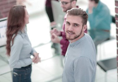 İş adamları modern o toplantıda, bir şey tartışmak