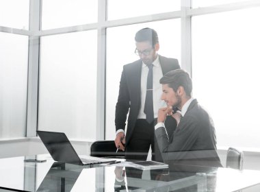 çalışanların iş çıkışları tartışıyorlar