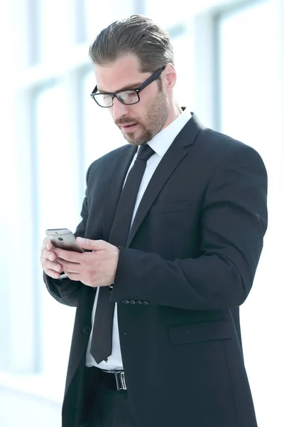 Homme d'affaires regardant l'écran du smartphone — Photo