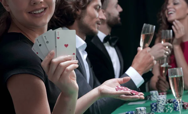 Portrait of the female gambler at the poker table with cards — Stock Photo, Image